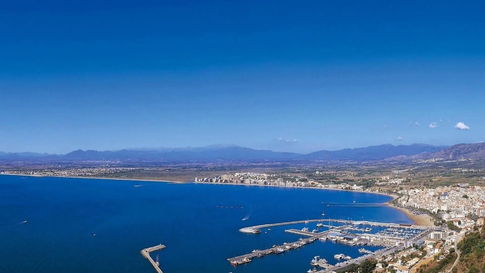 Lush Apartment With View Roses Spanien